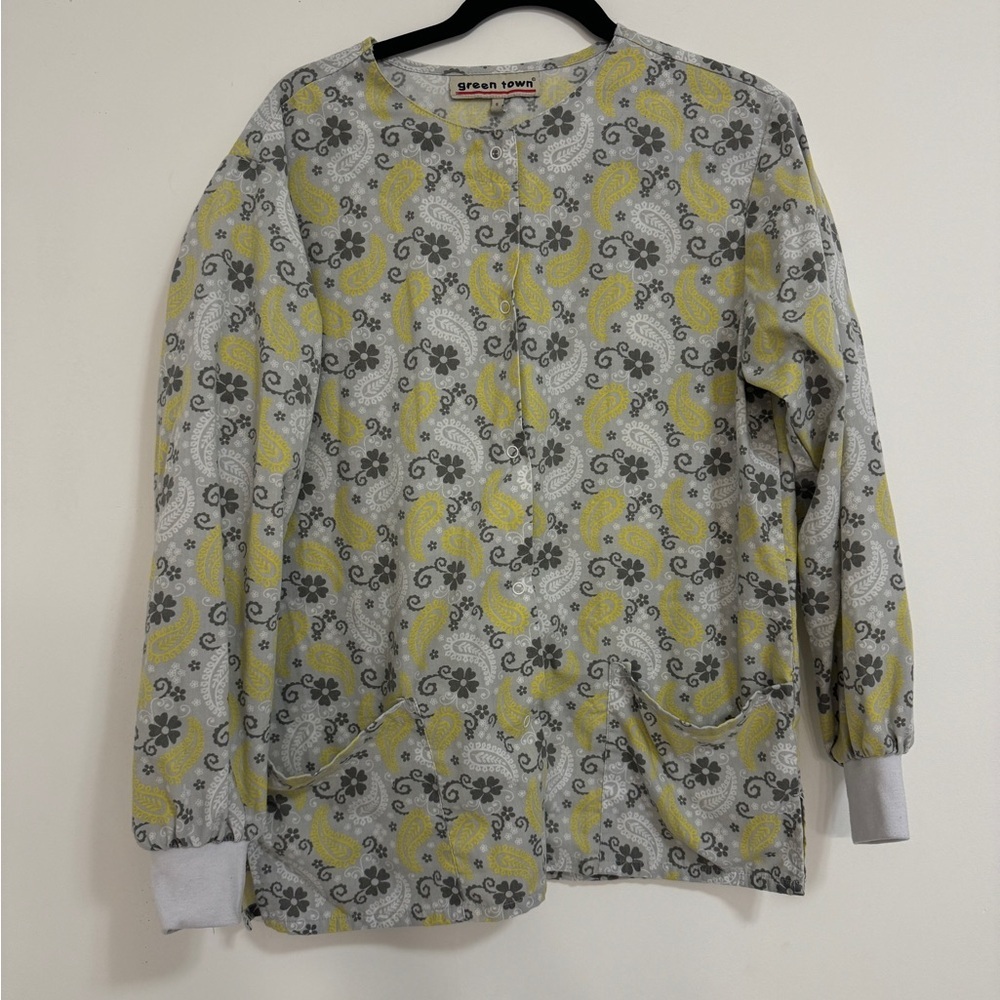 Green town small women’s scrub jacket with pockets